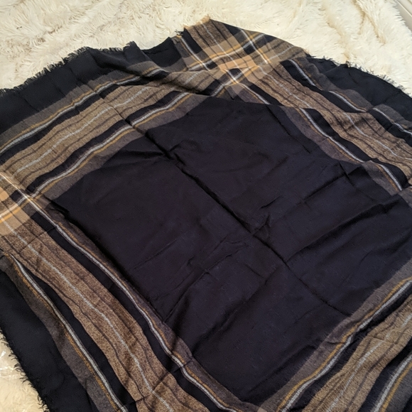Large Navy and Gold Plaid Blanket Scarf NWOT - Picture 4 of 7